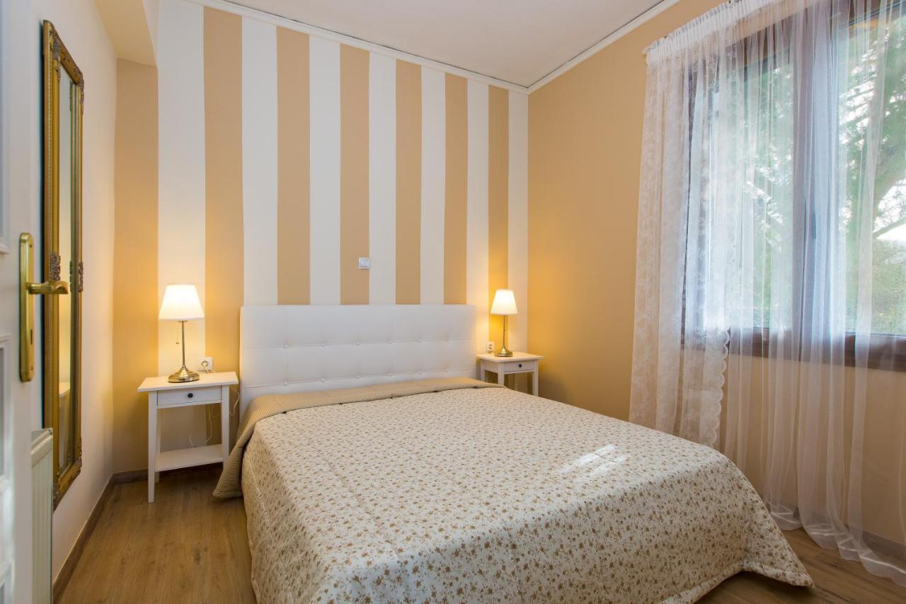 Beachfront Family Villa Katerina With Private Pool, Playground, Bbq & Amazing Sea Views! Petres  Dış mekan fotoğraf